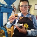 José Luis Araque tomando un café en Caroai Café