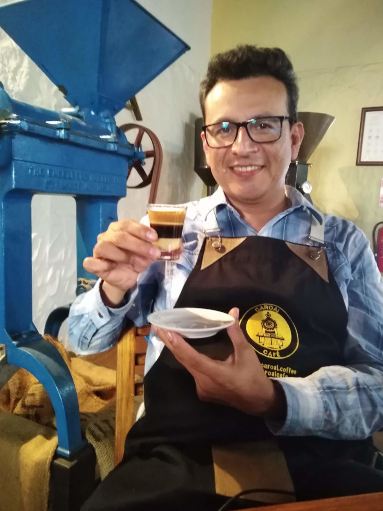 José Luis Araque tomando un café en Caroai Café