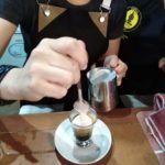 Barista preparando un Macchiato