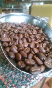 Café tostado en grano, saber comprarlo es muy importante. café producido en la finca Los Nonnos de Caroai Café.