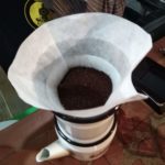 Café molido en filtro de papel listo para ser filtrado