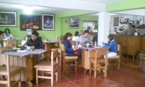 Las personas se reúnen a tomar café y conversar en las coffeeshops. Las medidas de cierre las afectan.