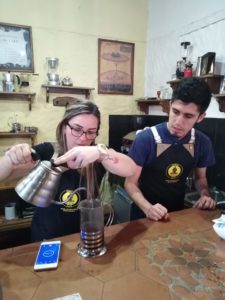 Baristas de Caroai Café utilizando la Prensa Francesa.