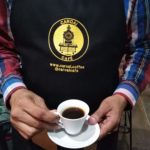 Barista presentando un café