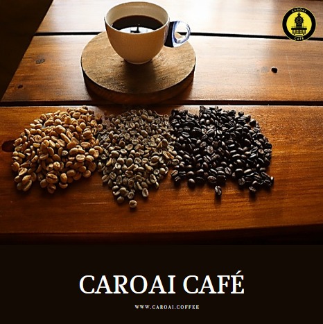Muestra de café en taza y en pergamino, café verde y y en grano tostado en Caroai Café