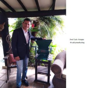 José Luis Araque con una despulpadora de café