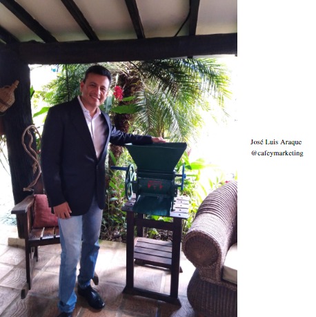 José Luis Araque con una despulpadora de café