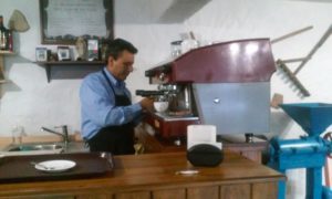 José Luis Araque operando una máquina de espresso Wega Atlas