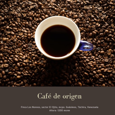 Taza de café sobre granos de café tostado. Caroai Café es una experiencia sensorial y cultural