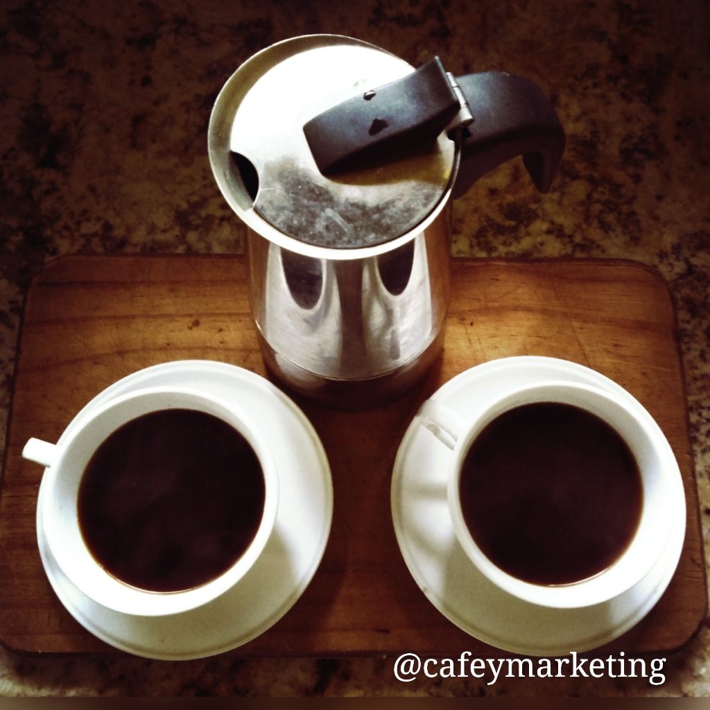 Cafetera mocka pot con dos tazas