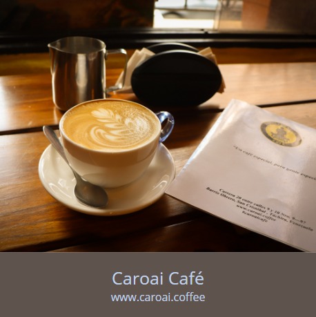 Cappuccino servido en una cafetería de especialidad.