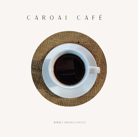 Aquí vemos una taza de café negro sobre un saco de fique.