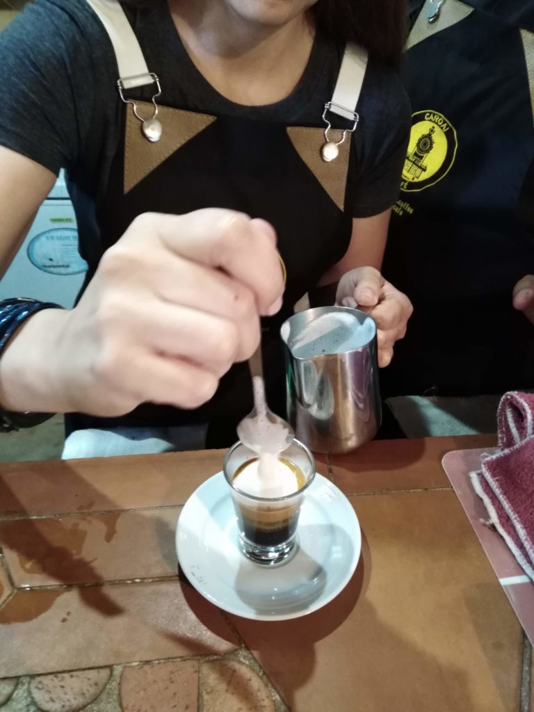 Los accesorios para baristas son indispensables en una estación de café.
