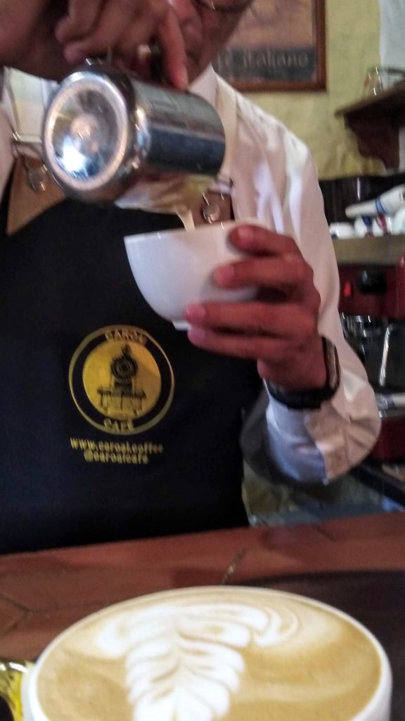 Preparación de cappuccinos en Caroai Café