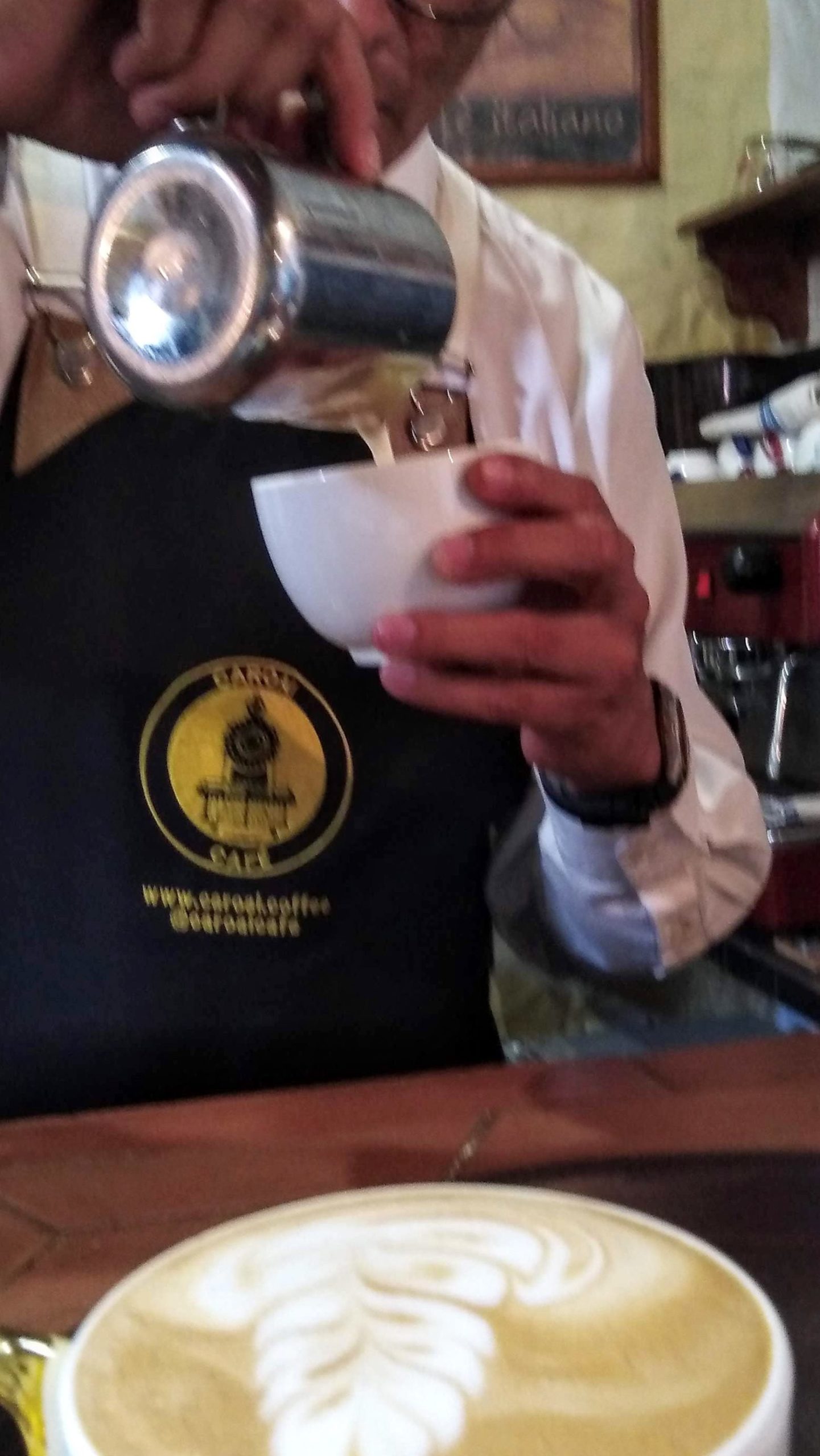 Barista utilizando la jarra de latte art.