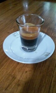 Espresso servido en vaso de vidrio - café versus covid 19