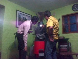 tostando café en una cafeteria de Tercera Ola