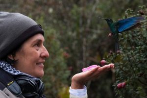 avistamiento de aves y el café - Betsi Quintero observadora de aves profesional con un colibrí.