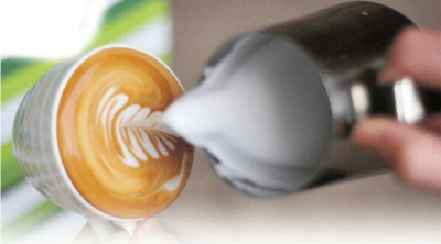 Jarra de latte art - pitching