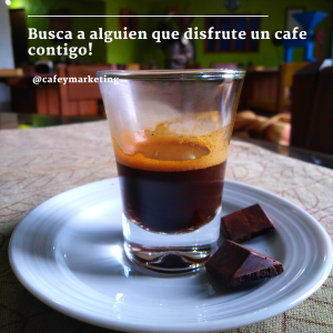 Espresso servido con cuadros de chocolate. La generación Z se aparta del cafe instantáneo.