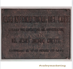 Placa de bronce en la Hacienda La Victoria, donde se creo el Museo Internacional del Café.