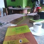 Libro Los Alemanes en el Táchira y una taza de café negro en Caroai Cafe. Casa Steinvorth
