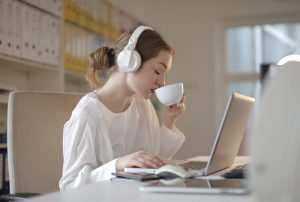 Mujer bebiendo café, el consumo de café en China va en aumento